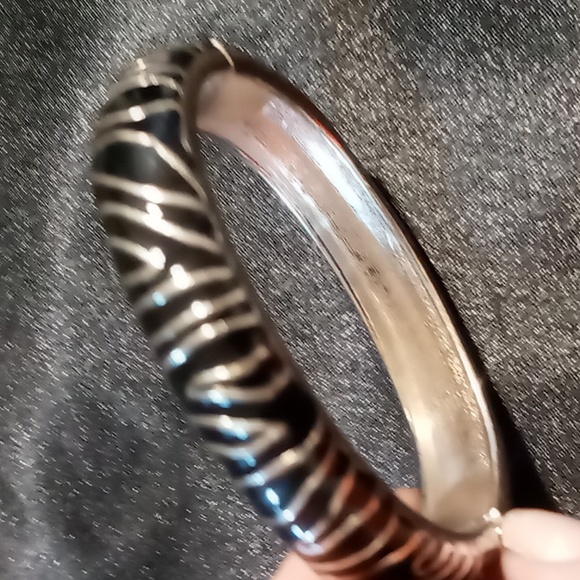 Spring Hinged clamper bracelet animal print black enamel & silver - Picture 2 of 4